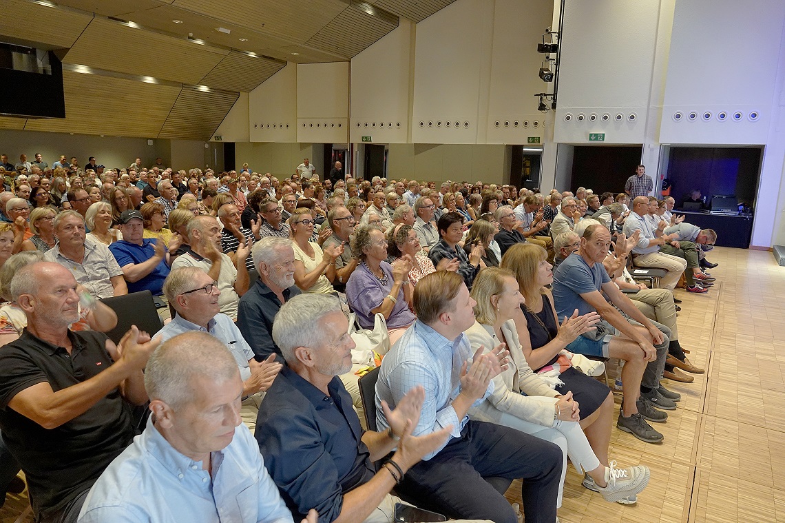 Publikum applaudiert den Rednern.